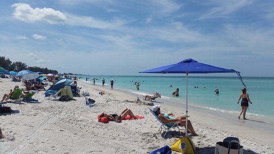 Manatee Public Beach is an excellent spot for various water activities in addition to swimming and tanning. To explore the nearby waterways, visitors may hire kayaks, stand-up paddleboards, and other gear.